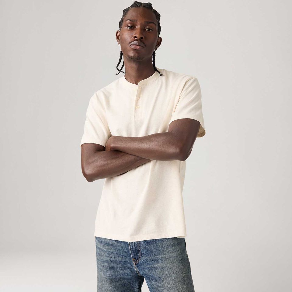 Camiseta Levi's® Ventura Henley Off White Manga Curta